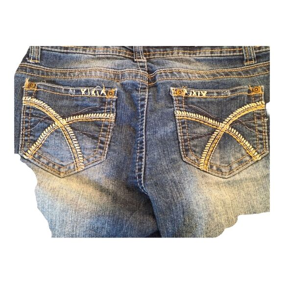 Distressed Denim Shorts Modest Length Cuffed Embroidered Jrs size 5 EUC Truce - Picture 7 of 11